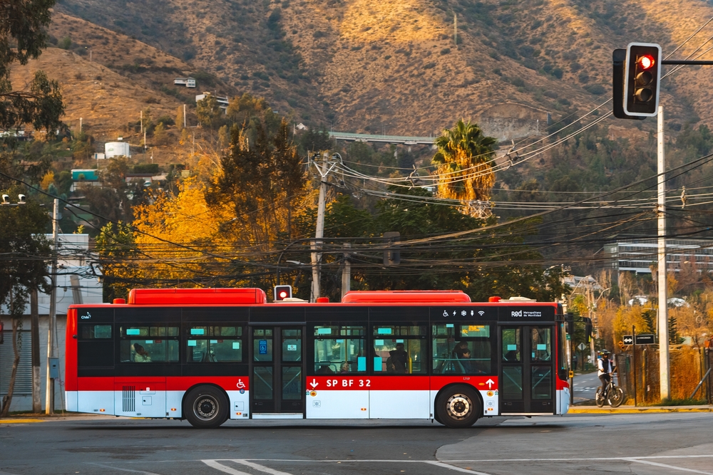 Bus eléctrico operando en la transición energética de movilidad urbana