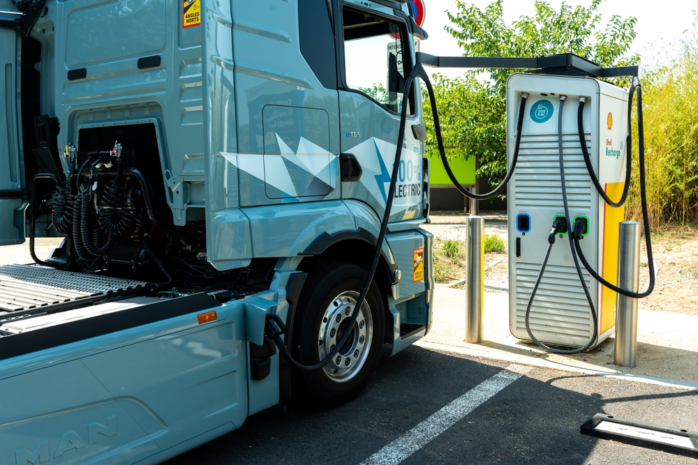 Camión eléctrico cargando como parte de la transición energética corporativa