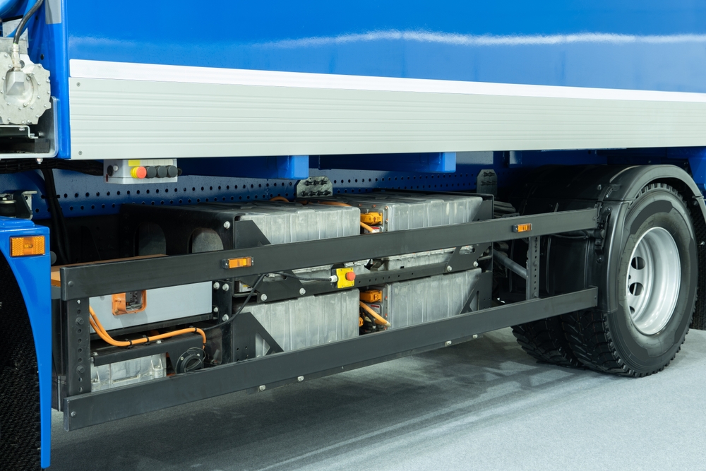 Sistema de baterías para camión eléctrico mostrando componentes energéticos y tecnologías de almacenamiento.